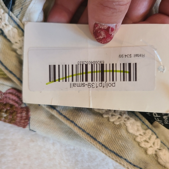 Blue Jean shorts with beautiful floral stitchwork - Picture 4 of 4